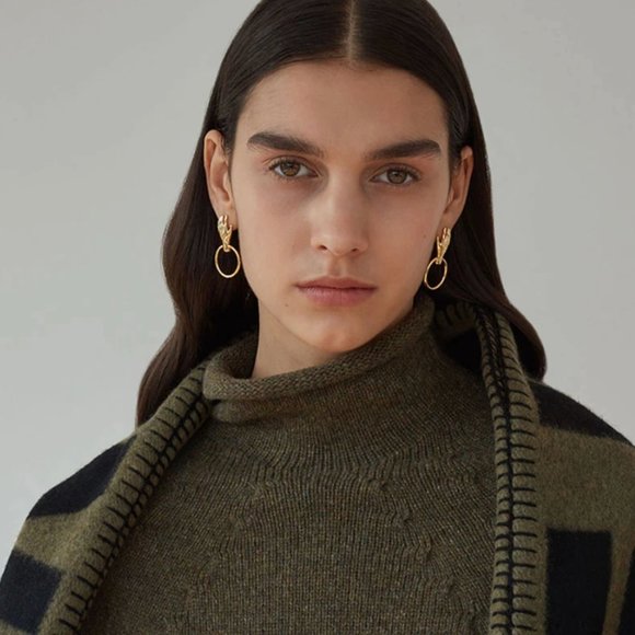 Vintage Gold  Metal Hands Earrings - Picture 3 of 4